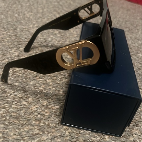 Louis Vuitton link square sunglasses. - Picture 4 of 10